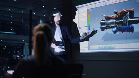reunión de la conferencia de negocios de inversión tecnológica: el ingeniero jefe de automoción presenta el diseño del motor de energía verde a los inversores y empresarios. la pantalla de proyección muestra un modelo 3d de la turbina de electricidad