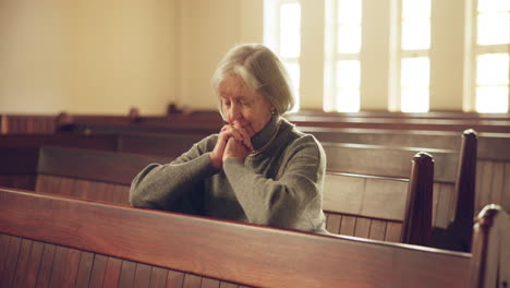 Alabanza,-Oración-Y-Mujer-Madura-En-La-Iglesia