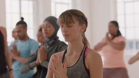 Clase-De-Yoga-De-Jóvenes-Multiétnicos-Practicando-Pose-De-Guerrero-Disfrutando-De-Un-Estilo-De-Vida-Saludable-Instructor-De-Fitness-Guiando-El-Ejercicio-De-Meditación-En-El-Estudio