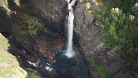 vista aérea de la enorme cascada que cae en un profundo desfiladero