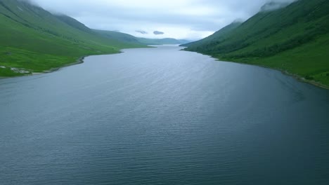 Panorámica-De-Agua-Glen-Etive-Entre-Picos-Montañosos-Cubiertos-Por-Nubes.