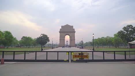 Joggers,-morning-walkers-carry-out-their-exercise-at-famous-India-Gate-on-Kartavya-Path-amid-dipping-air-quality-and-low-visibility-at-sunrise,-Delhi-police-barricade-at-the-closed-entrance