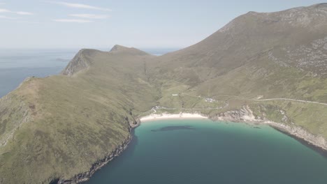 Aguas-Azules-Que-Rodean-El-Impresionante-Paisaje-De-La-Isla-De-Achill-En-Irlanda---Toma-Aérea