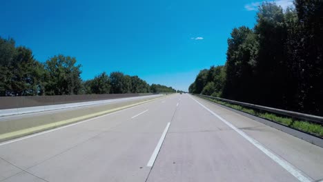 Timelapse-Coche-Conduciendo-Por-La-Autopista