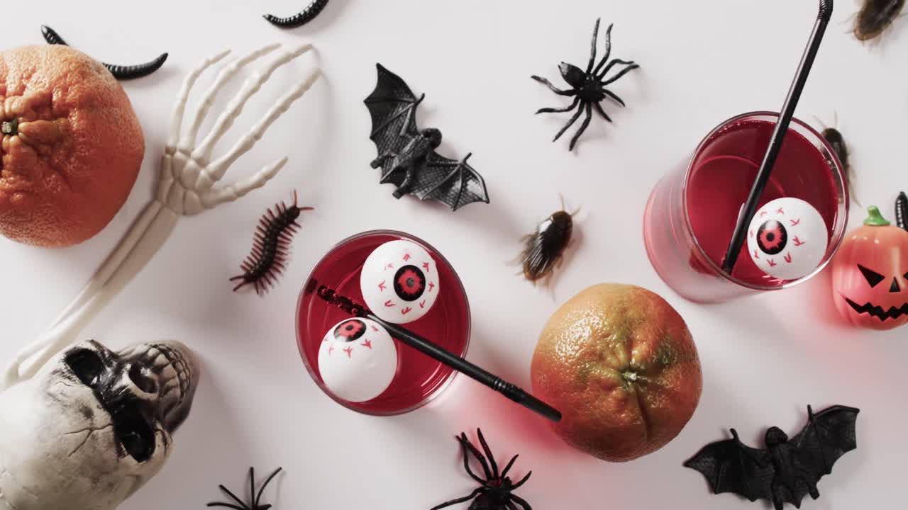 할로윈 골격 손, 두개골 및 장식의 비디오 백색 배경에 복사 공간