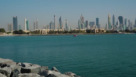 Blick-Auf-Die-Skyline-Von-Dubai-Vom-Rocky-Nikki-Beach-Resort-Im-Sommer