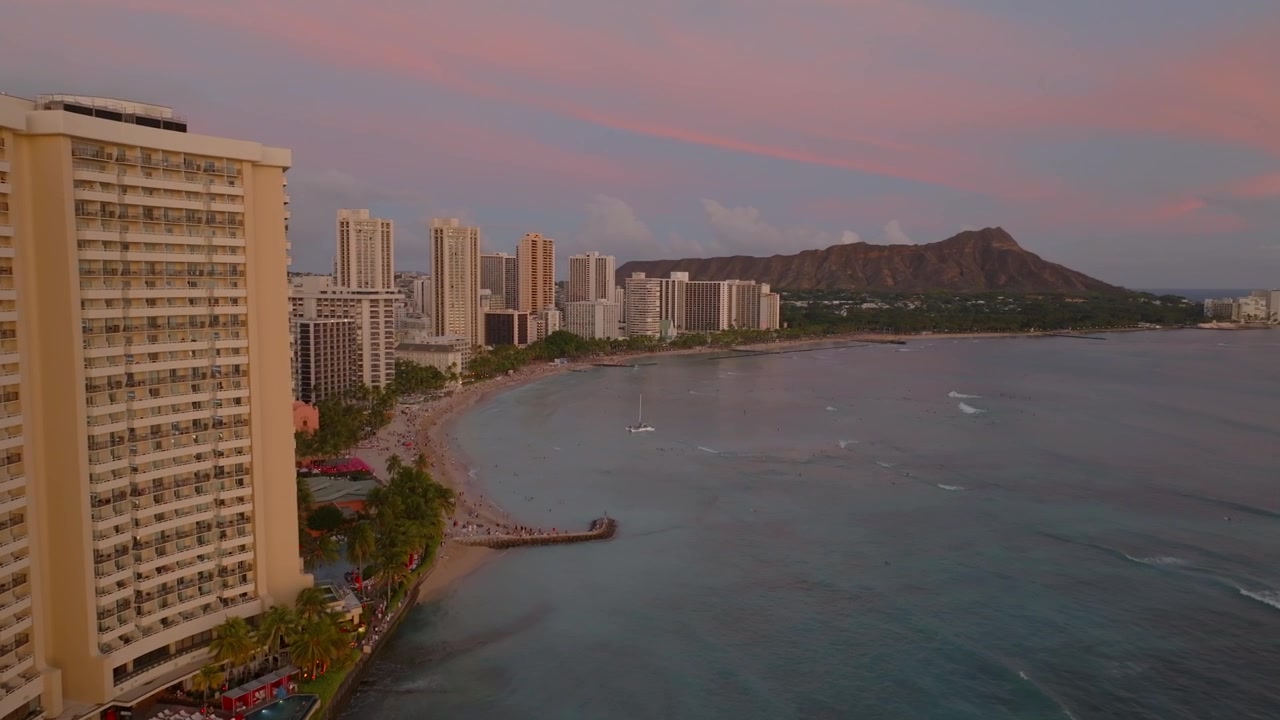 Video: Vista aerea con drone su Waikiki Beach, Honolulu, Hawaii