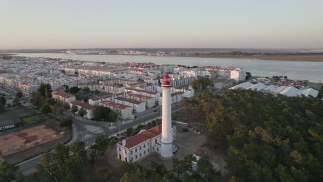 Arco-Aéreo-Alrededor-Del-Faro-De-Vila-Real-De-Santo-Antonio,-Algarve,-Portugal