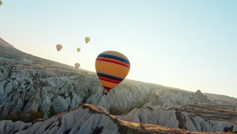 Globos-Aerostáticos-Sobre-El-Paisaje-De-Capadocia-Al-Amanecer-En-Turquía.