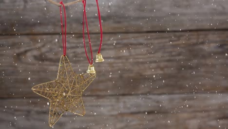 la nieve cayendo con la decoración de la estrella de navidad en la madera