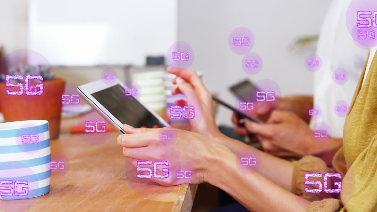 animación de múltiples textos 5g sobre diversos compañeros de trabajo que utilizan tabletas digitales en la oficina