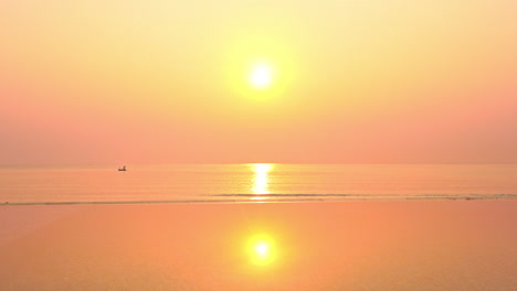 Un-Barco-Solitario-Se-Desplaza-Bajo-Una-Espectacular-Y-Colorida-Puesta-De-Sol-En-El-Océano