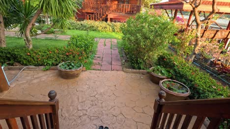 casa de madera con jardín exuberante en ayutthaya