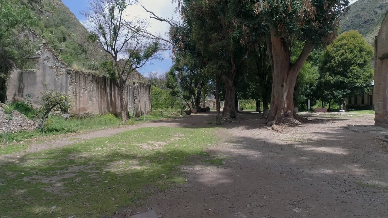 dolly en tiro de drone en la mina española masónica en real de catorce, san luis potosi, méxico