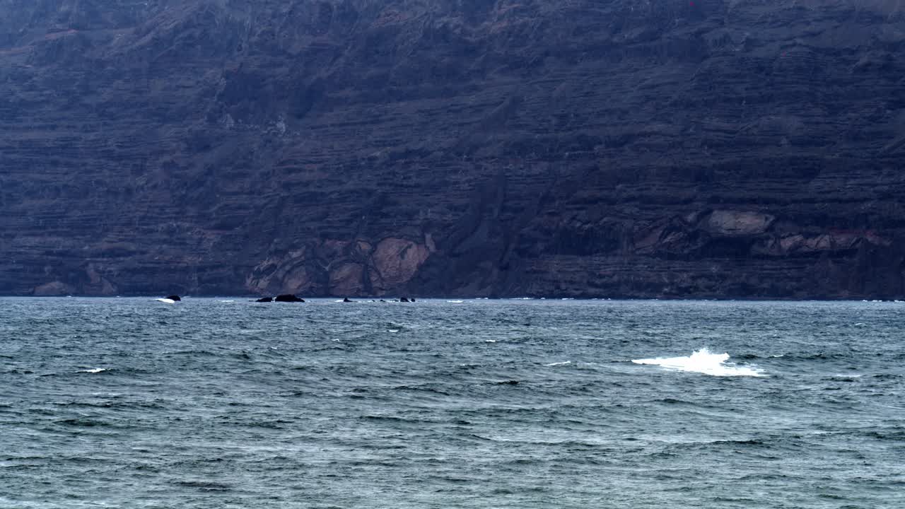 슬로우 모션으로 란사로테 섬의 해안선을 향해 굴러가는 파도