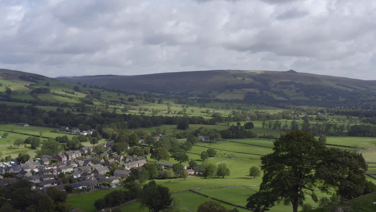 edale에서 멀어지는 드론 샷