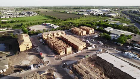 vista aérea de un nuevo desarrollo que se está construyendo en un sitio de construcción