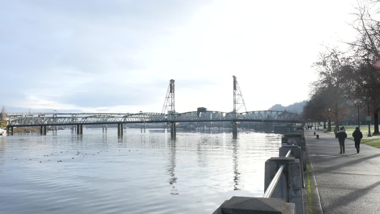 4k 고해상도로 걷는 사람들과 함께 윌라멧 강에 있는 포틀랜드 오레곤 미국의 호손 다리