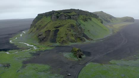 Retirada-Aérea-De-La-Montaña-Hjorleifshofdi-En-La-Costa-Sur-De-Islandia