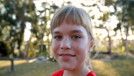 Retrato-De-Niña-Sonriente-De-Pie-En-El-Campo-De-Entrenamiento