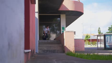 Hombre-Hace-Truco-Con-Patineta-En-Portugal