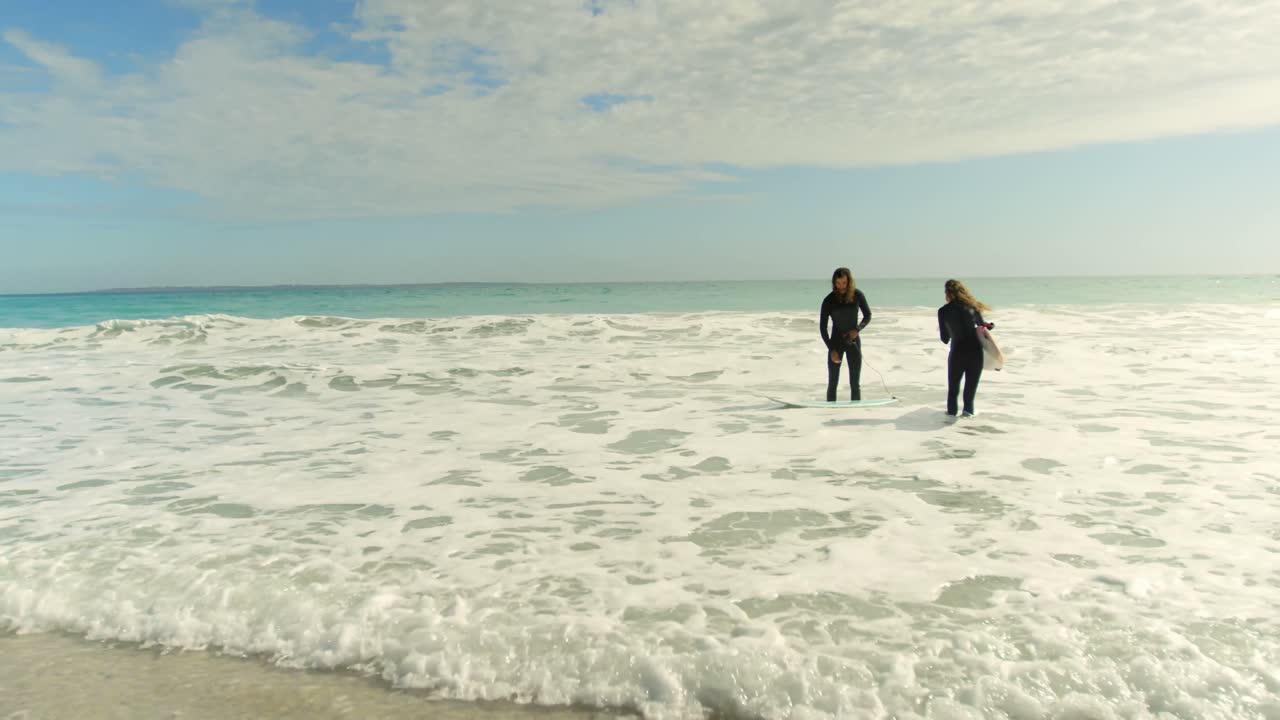 바다에서 재미있는 커플 4k