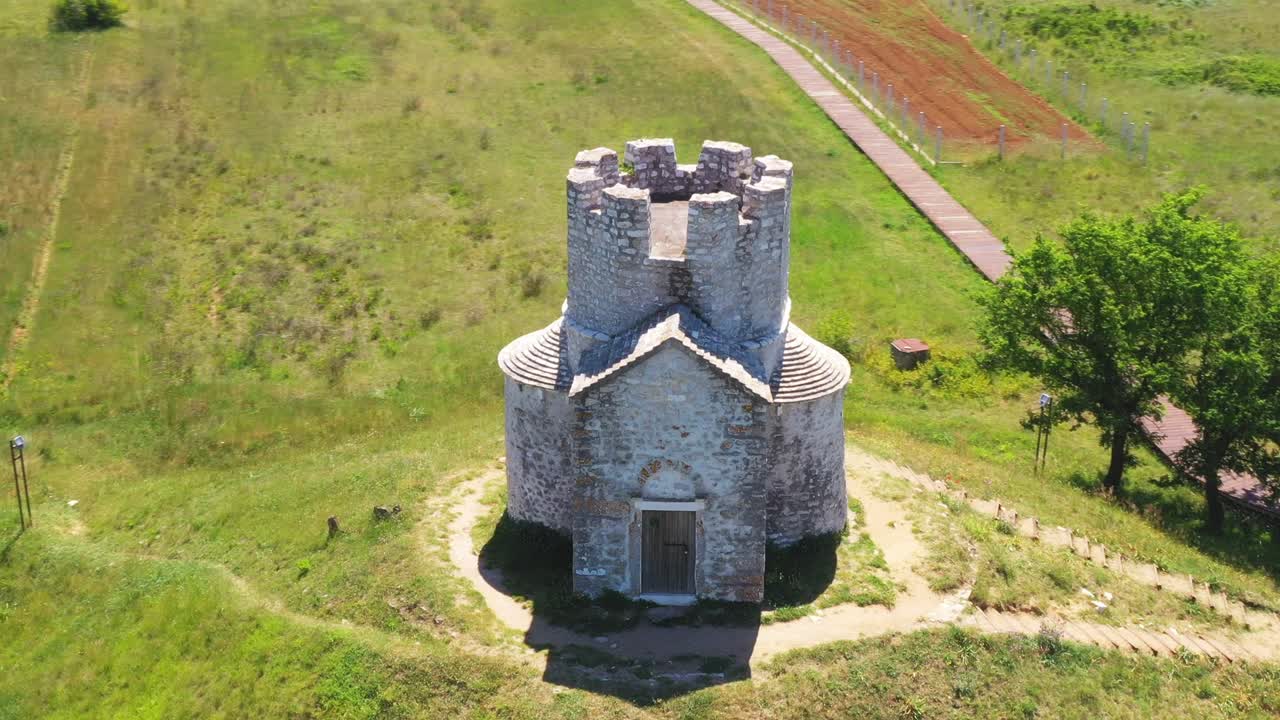 크로아티아의 닌 근처에 있는 중세 성 니콜라스 (sveti nikola) 성당.