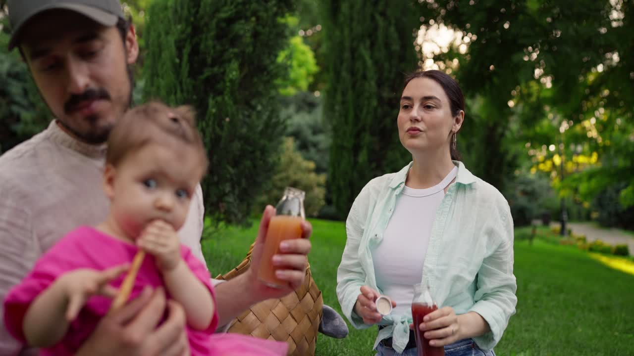 familia feliz disfrutando de un picnic en el parque
