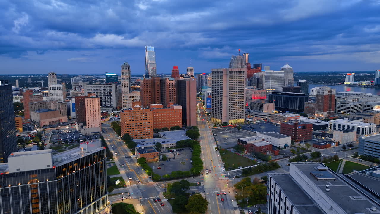 Detroit, USA, 28 luglio 2025: strade di Detroit, Michigan, USA, con lampioni accesi di sera. Nuvole suggestive nel cielo sopra la città