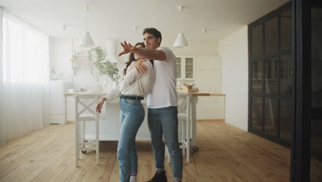 una pareja feliz discutiendo el diseño de interiores. una familia joven soñando con el estilo del hogar.