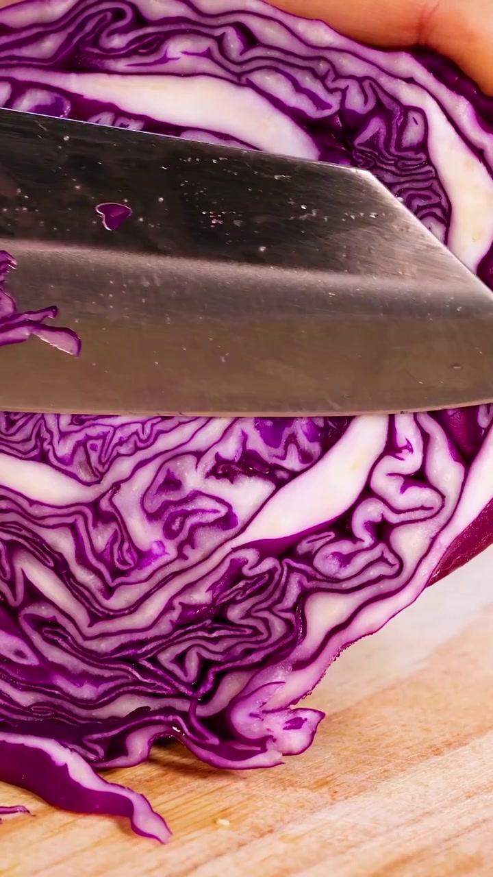 Affettare il cavolo su un tagliere di legno