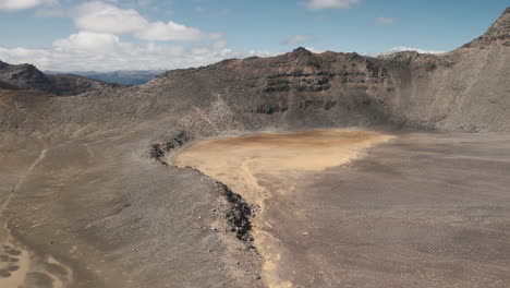 cráter volcánico visto desde el aire