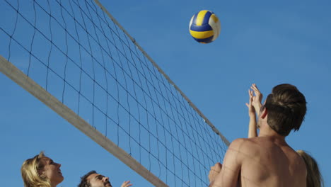 Freunde,-Die-Beachvolleyball-Spielen