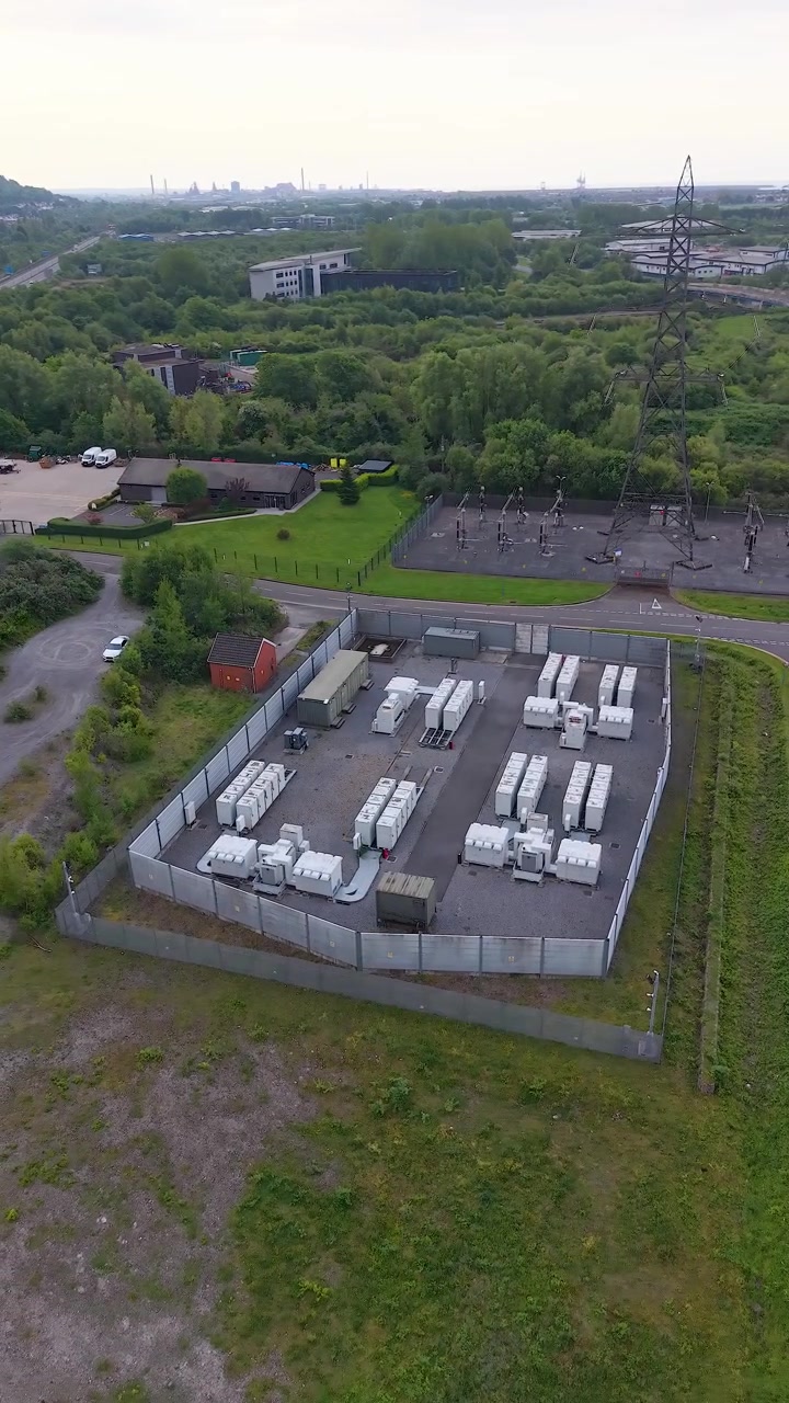 Video verticale: orbita aerea di un'installazione di sistema di accumulo di energia a batteria BESS agli ioni di litio. Moderna infrastruttura energetica verde, tecnologia smart grid, soluzioni energetiche sostenibili. Regno Unito.
