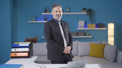 retrato de un hombre de negocios trabajando desde casa.