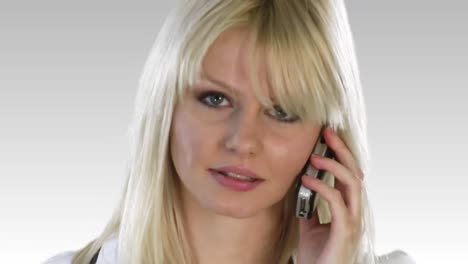 Attraktive-Blonde-Frau-Am-Telefon