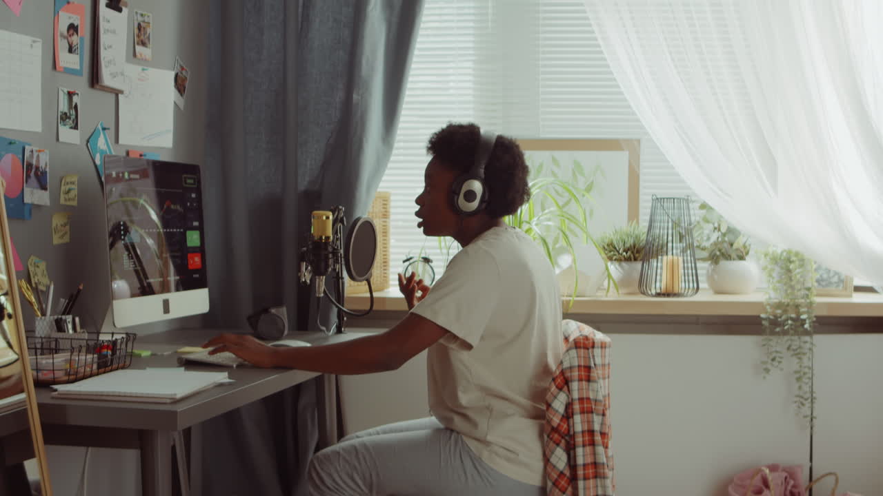 mujer afroamericana grabando podcast de negocios en casa