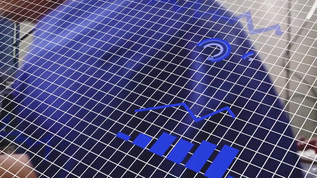 Tecnico di laboratorio che entra con una sonda, manipolando una fiala con tappo rosso per i test, sovrapposizione HUD a griglia blu