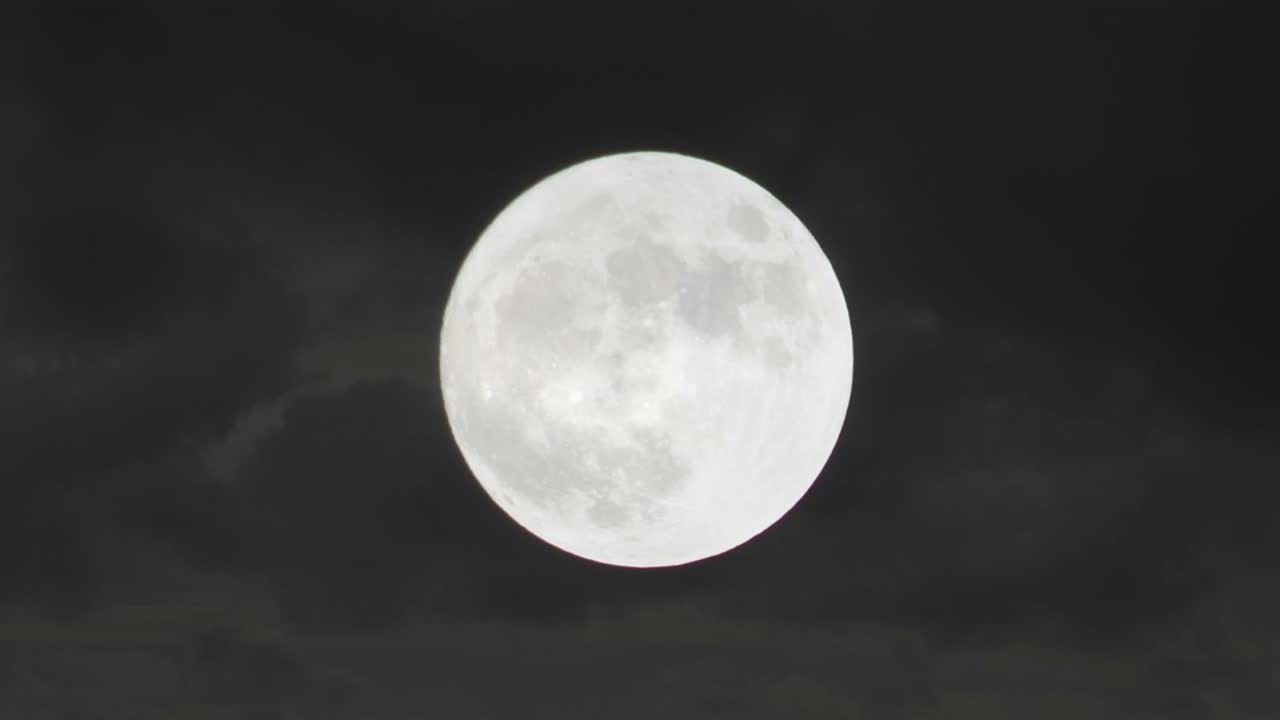A lua no céu noturno. A lua