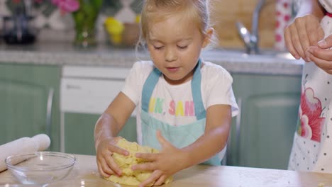 Kleines-Mädchen-Hat-Spaß-Beim-Kneten-Des-Gebäcks