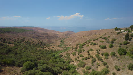 pico ein - manantial en el sur de la zona de las alturas del golán y los restos de una aldea siria, cerca del kibutz afik - mar de galilea en el fondo