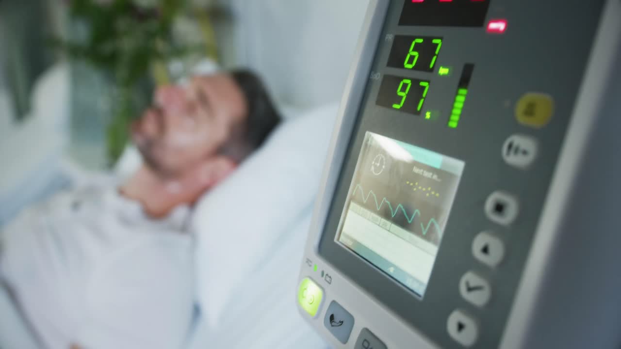 나쁜 4k에 누워있는 젊은 남성 환자