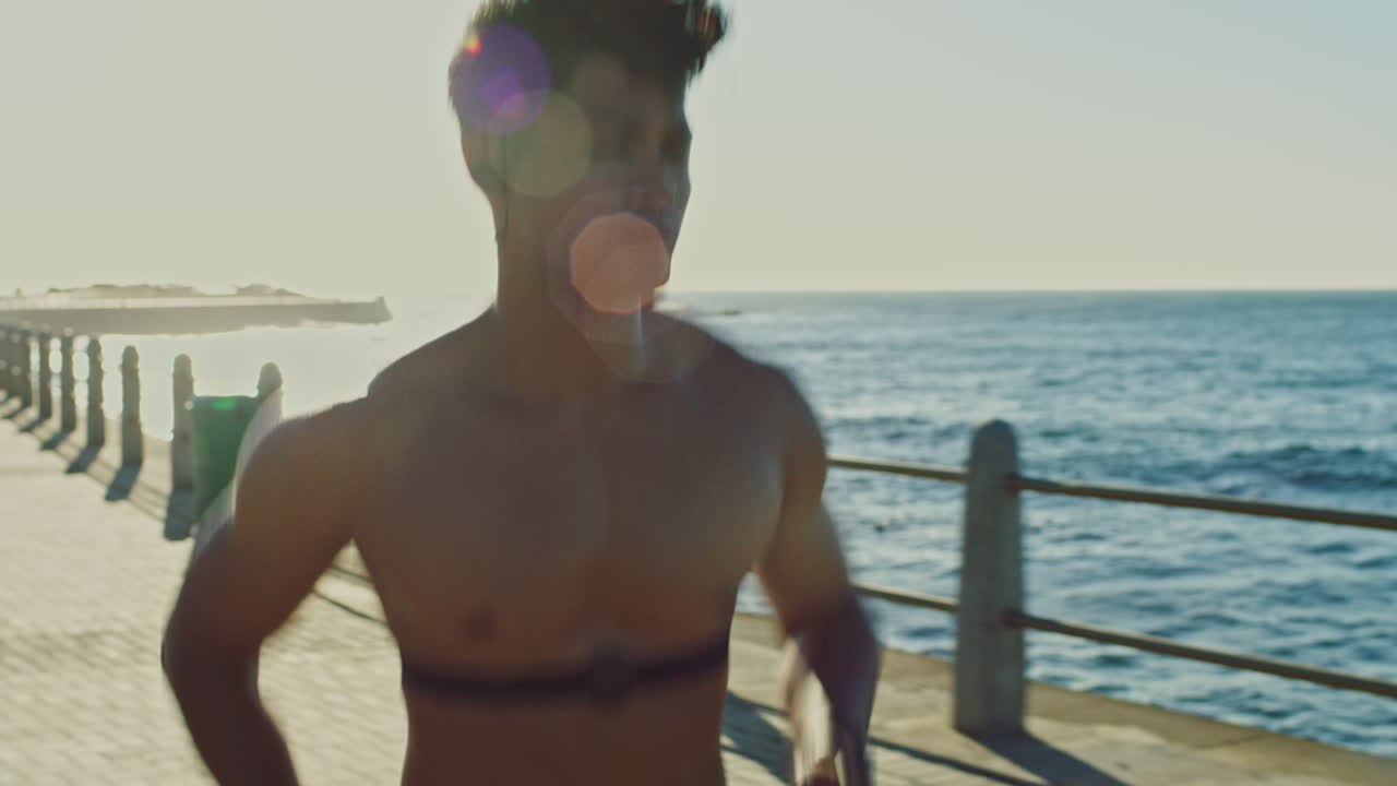 hombre corriendo en el muelle de la playa