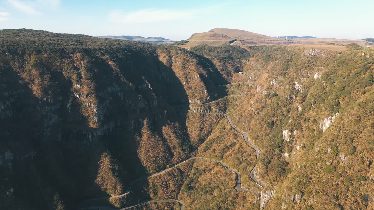 vista aérea de drones de una peligrosa y hermosa carretera de montaña tropical, serra do rio do rastro, santa catarina, brasil