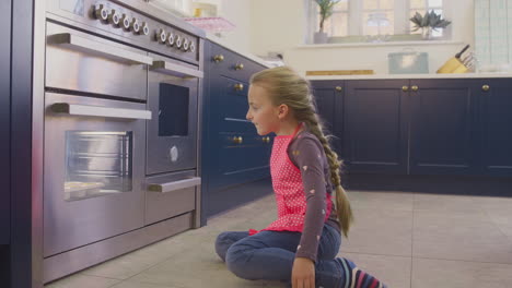 Mädchen-Wartet-Am-Ofen-In-Der-Küche-Zu-Hause-Auf-Kuchen-Zum-Backen