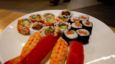 Wilder-Lachs-Und-Thunfisch,-Die-Sich-Auf-Einem-Sortierten-Teller-Drehen-Nahaufnahme-Auf-Einem-Weißen-Teller,-Der-Sich-An-Einem-Chinesisch-japanischen-Buffet-Dreht