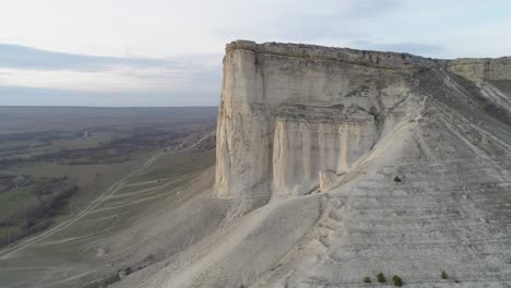 vista aérea de una dramática cara de acantilado blanco y el paisaje circundante