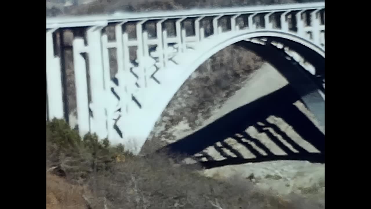 60년대의 고속도로 다리와 산의 풍경