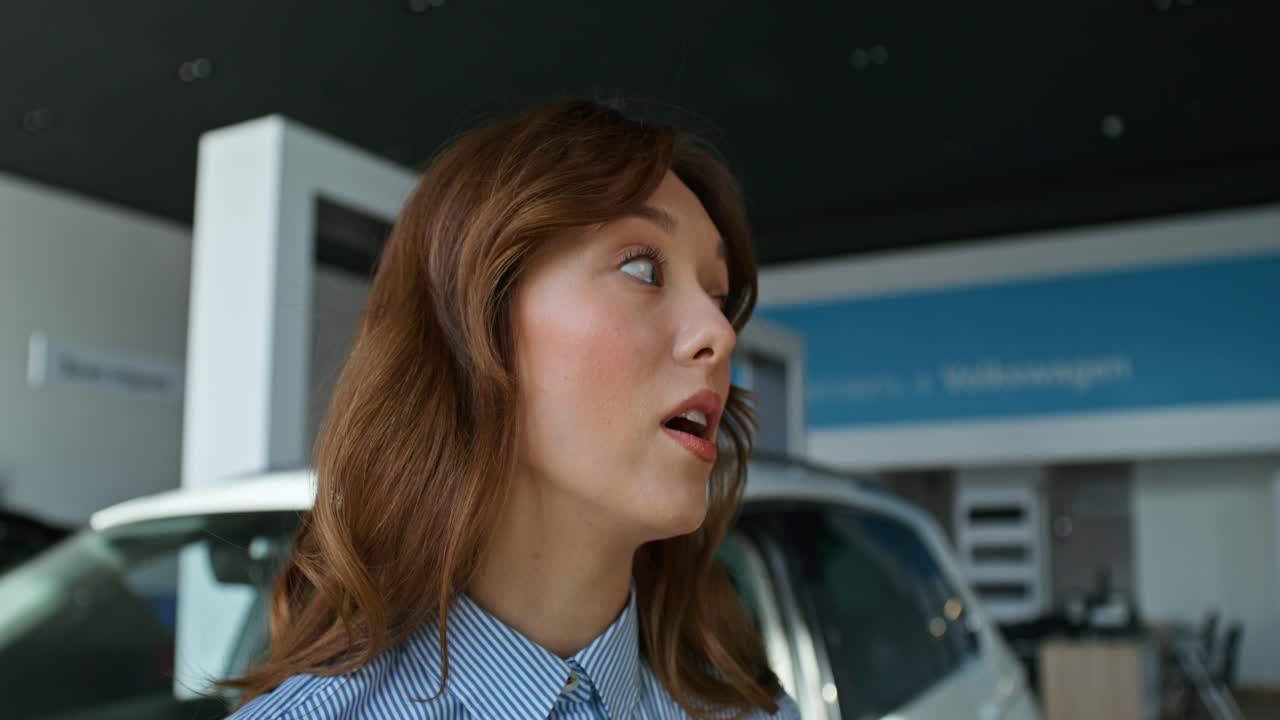 쇼 에서 자동차 를 보고 있는 여자