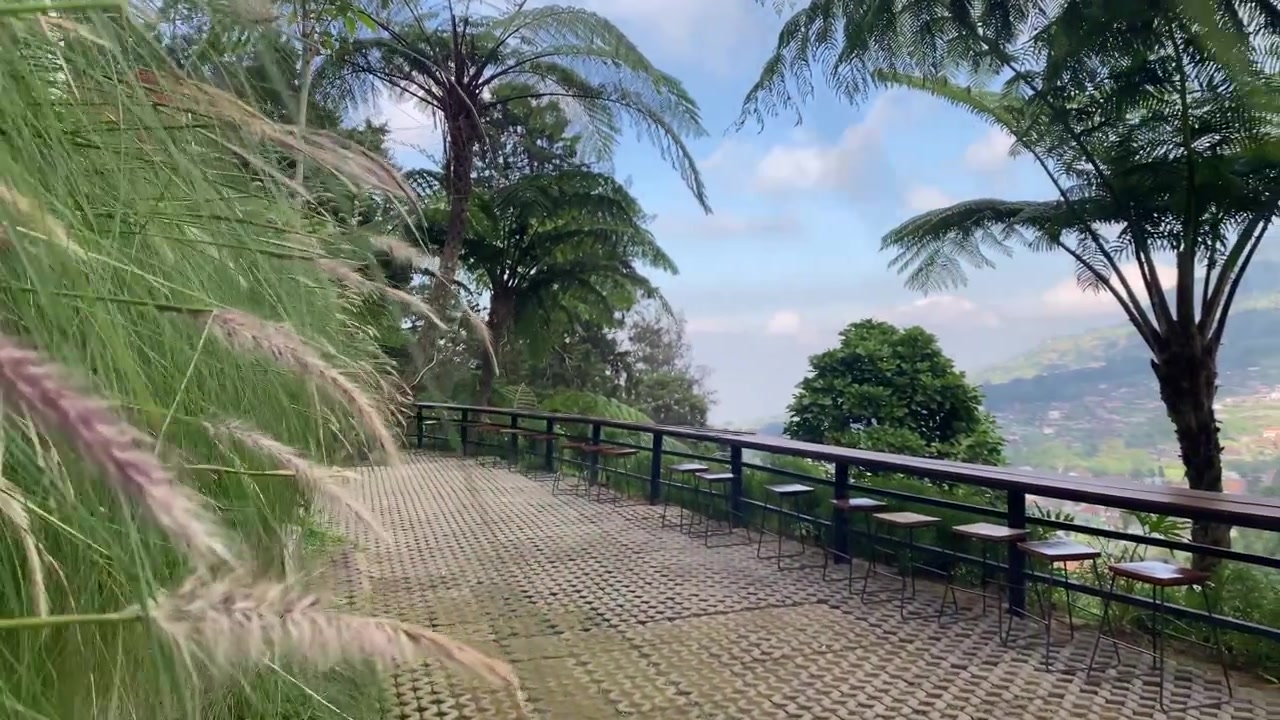Kedai kopi atau tempat nongkrong yang tenang dengan pemandangan lereng Gunung Merapi di Selo, Boyolali, Jawa Tengah, Indonesia.